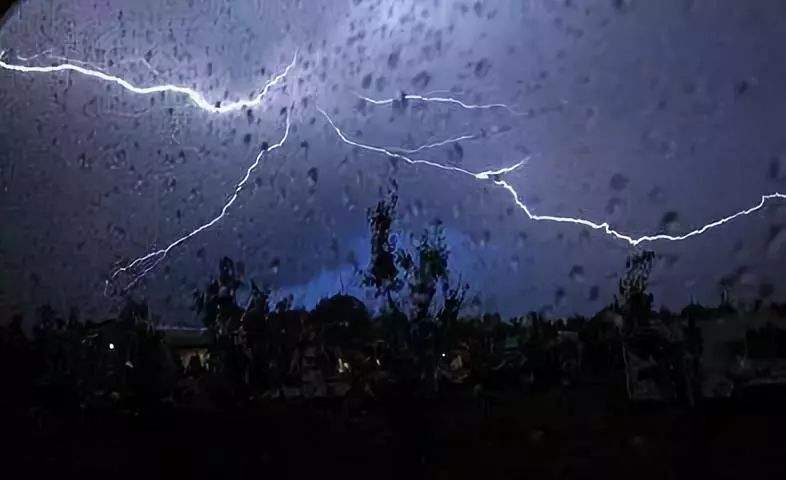 暴雨來襲，請注意人身安全